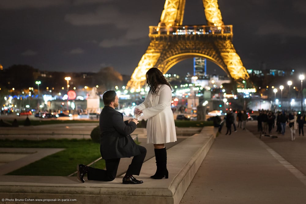 proposal in paris by night front Eiffel Tower