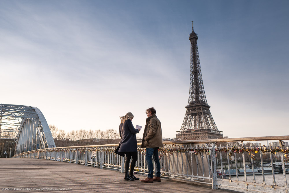 proposal in paris on bridge front of Eiffel Tower at the sunrise