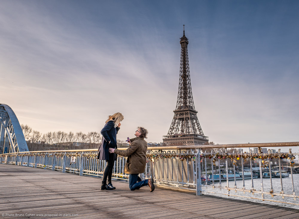 proposal on passerelle debilly front the Eiffel Tower at the sunrise