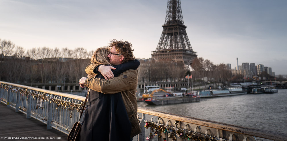 couple in love proposal in paris front Eiffel Tower