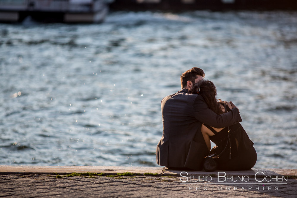 portrait couple hugging in paris from quai de seine near eiffel tower at sunset love kiss emotions