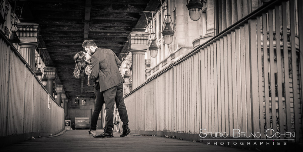 portrait kissing couple on kir hakeim bridge from paris black and white love kiss 