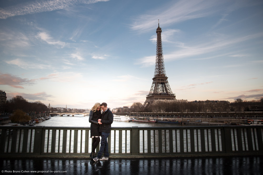 hugging couple from Bir Hakeim bridge front Eiffel Tower paris at sunset