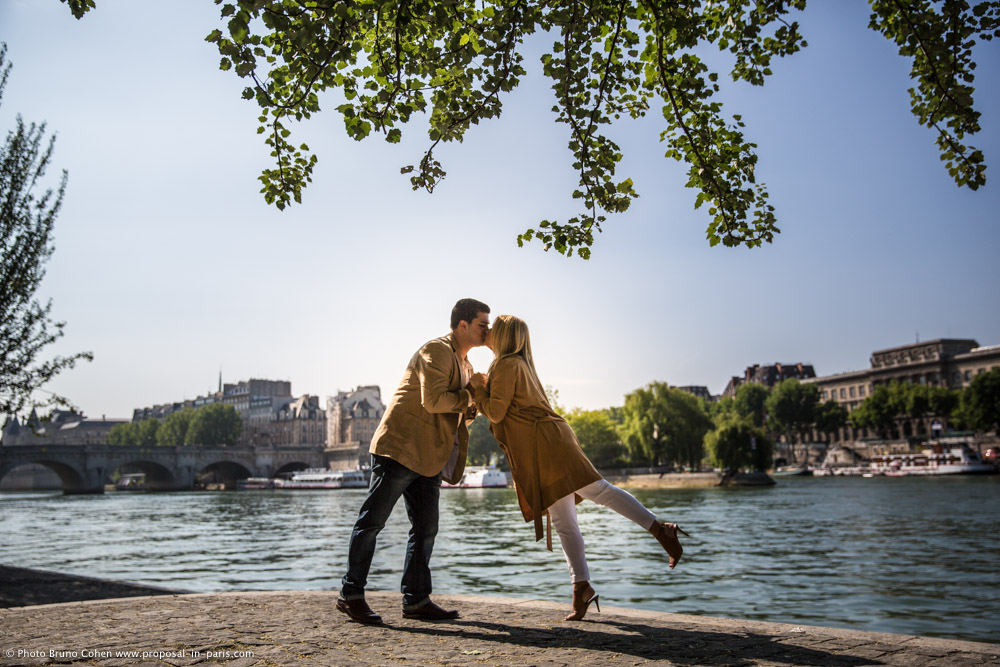 amazing portrait kissing couple from seine banks in paris