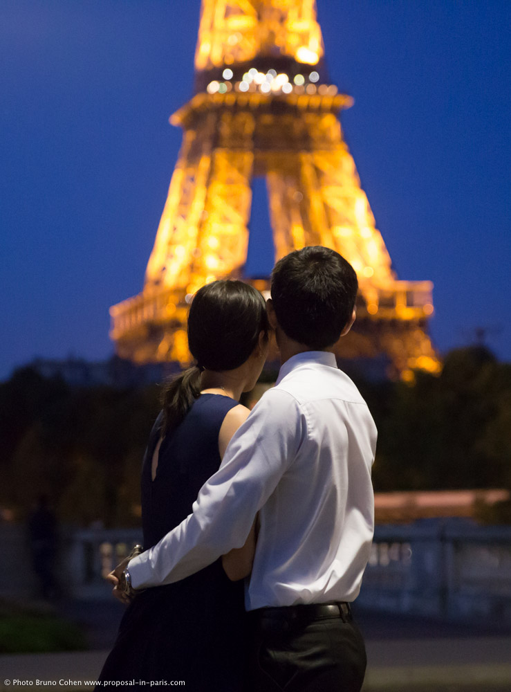 portrait hugging couple proposal in paris by night from Bir Hakeim bridge