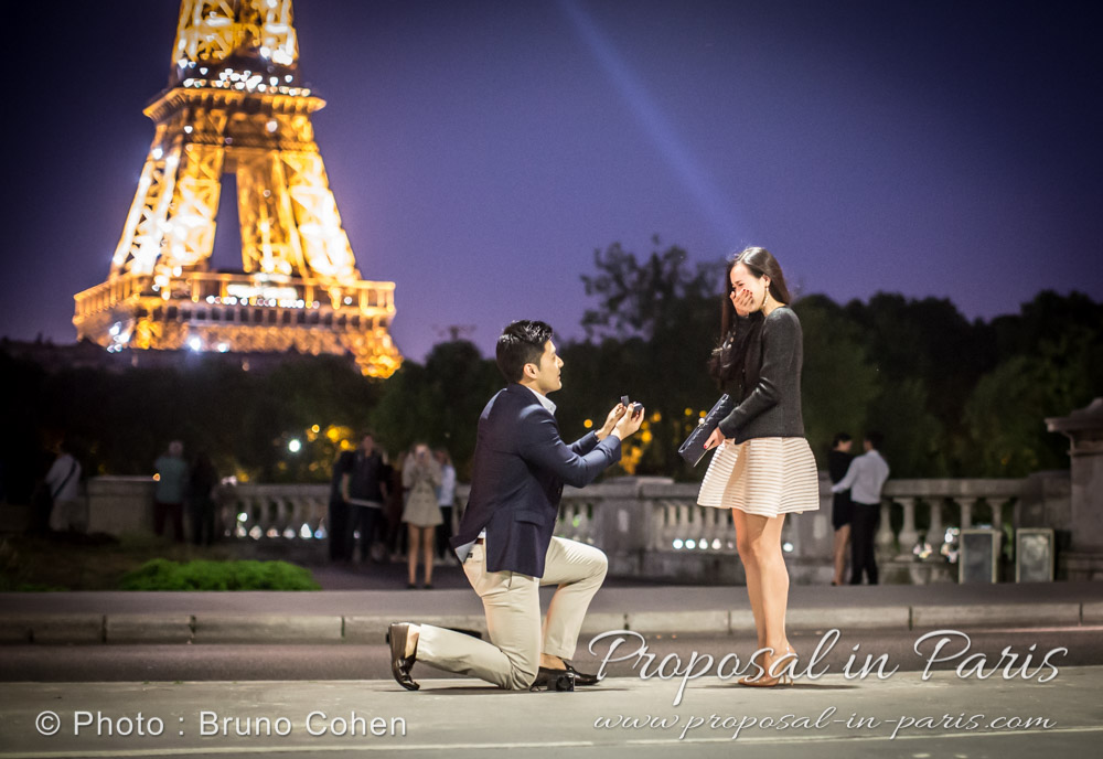 surprise proposal photography by night in paris from Bir Hakeim bridge front of Eiffel Tower sparkles
