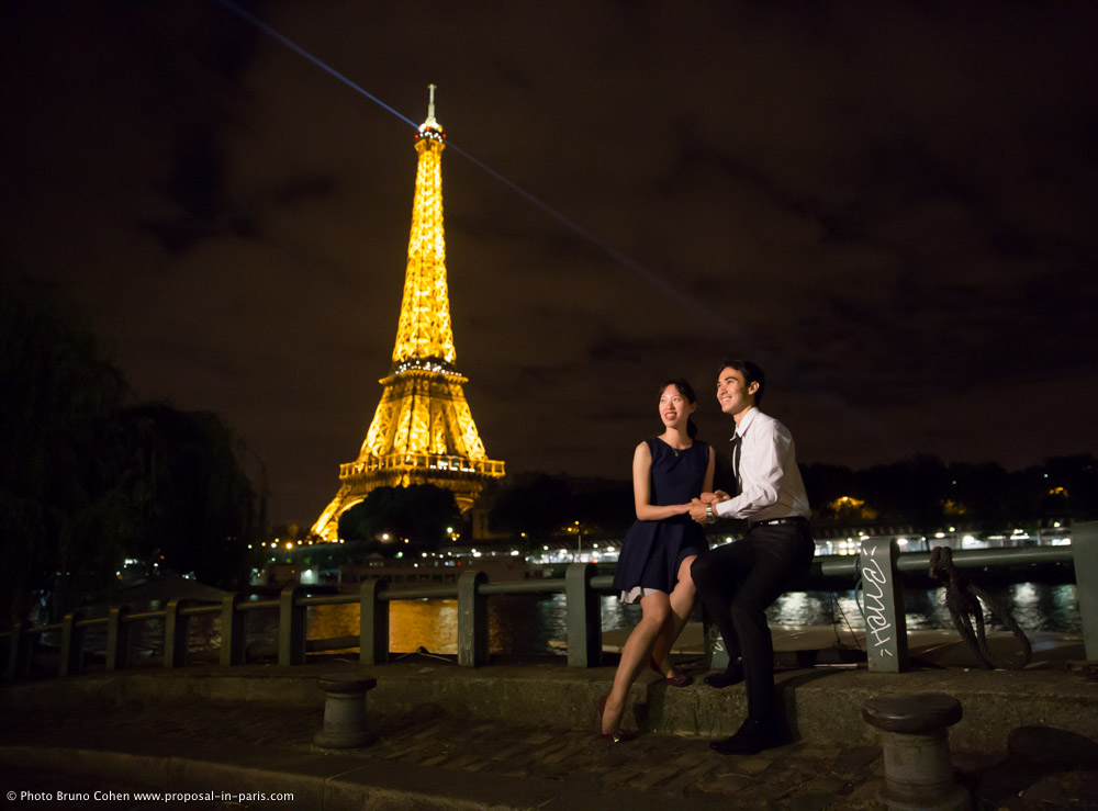 portrait asian couple by night in paris front of Eiffel Tower 