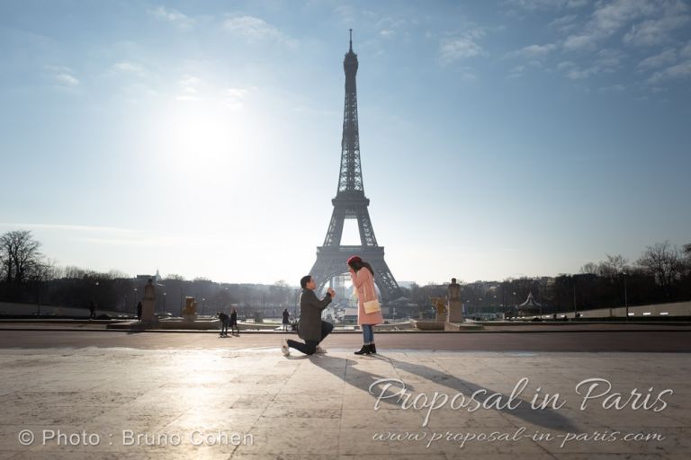 marriage proposal in front of the Eiffel tower