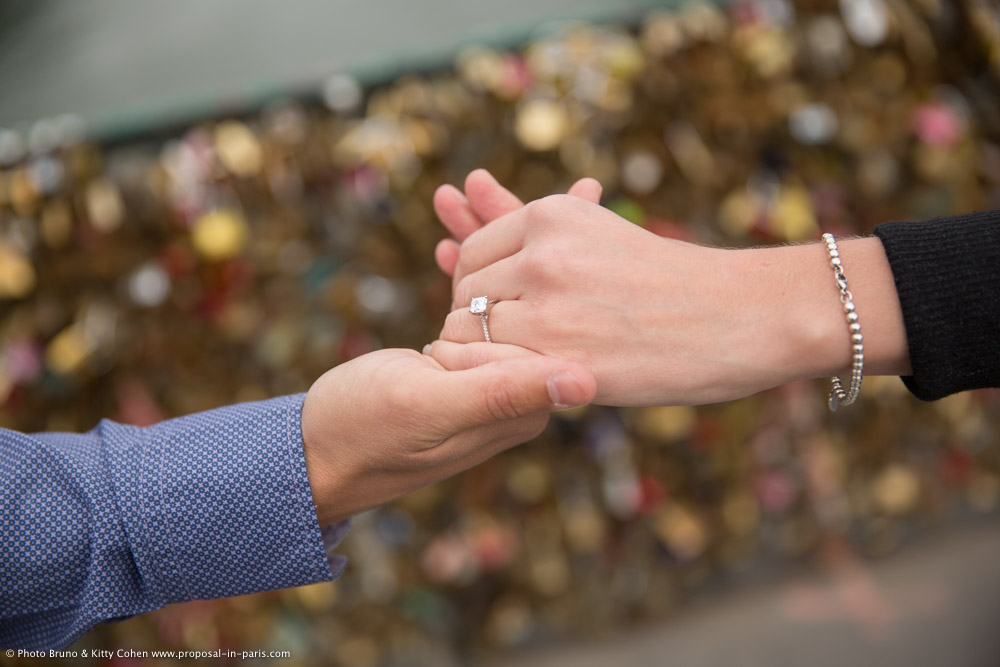 proposal in paris focus engagement ring from locks bridge