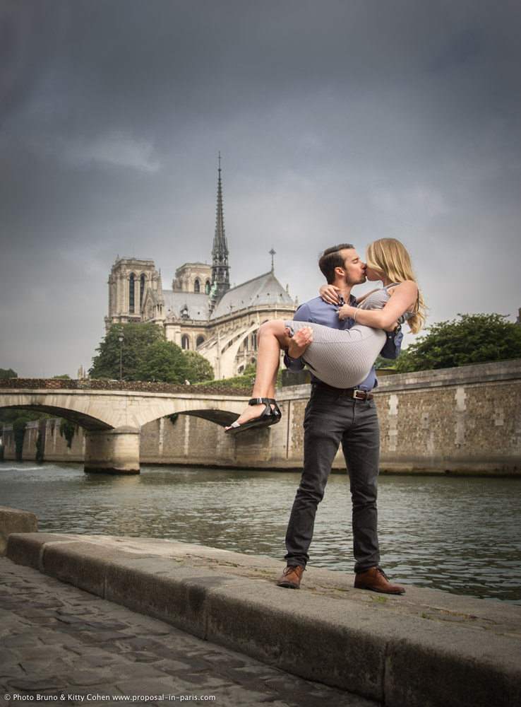 amazing portrait kissing couple in love from seine banks front of notre dame cathedral summer proposal