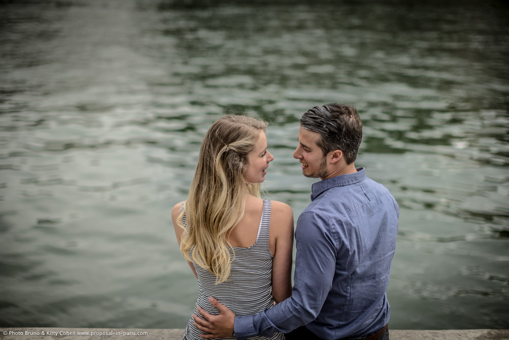 portrait couple face to face stitting on seine banks in paris