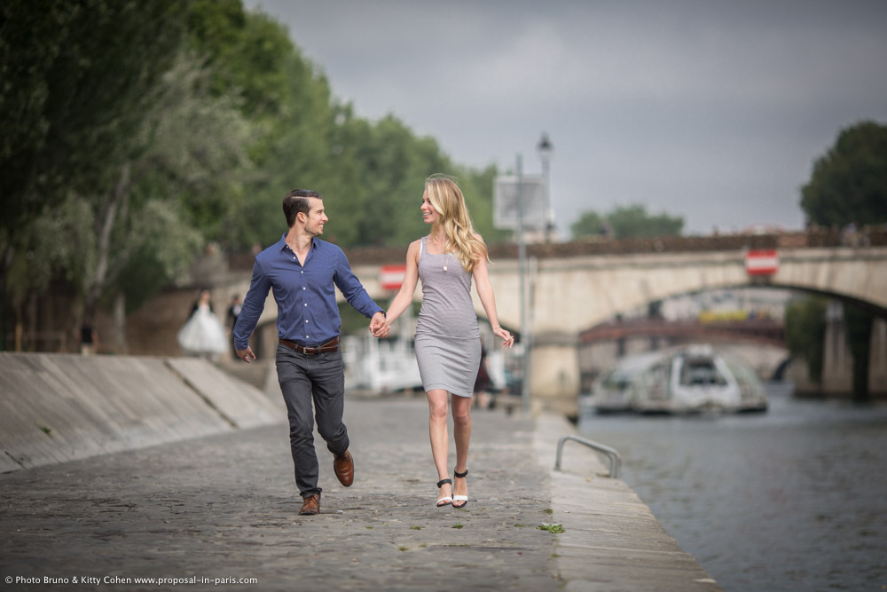 portrait running couple from seine banks in paris